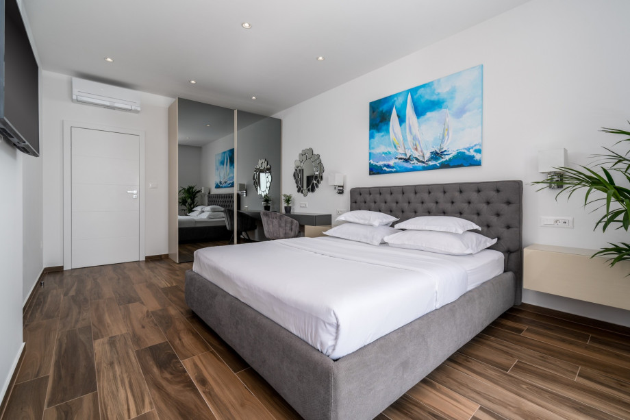 En-suite bedroom No.4 with double bed, AC, TV, sea view, exit to the terrace