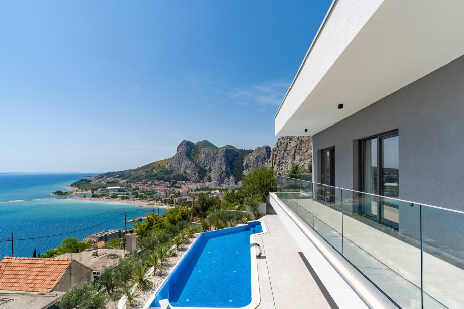 Spacious terrace with lounge furniture and sea views, panoramic view of Omiš