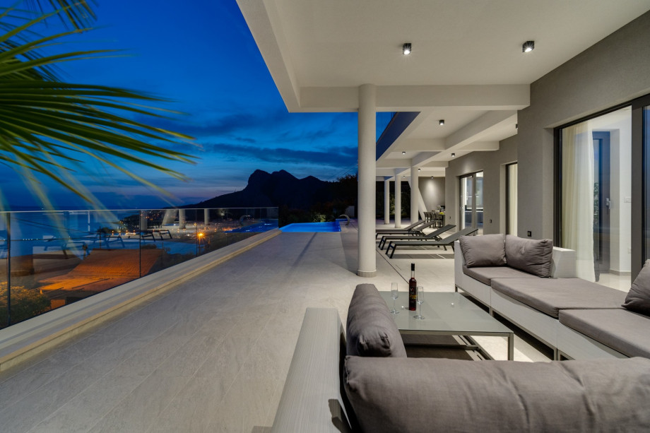 Spacious, covered lounge corner in front of the living room