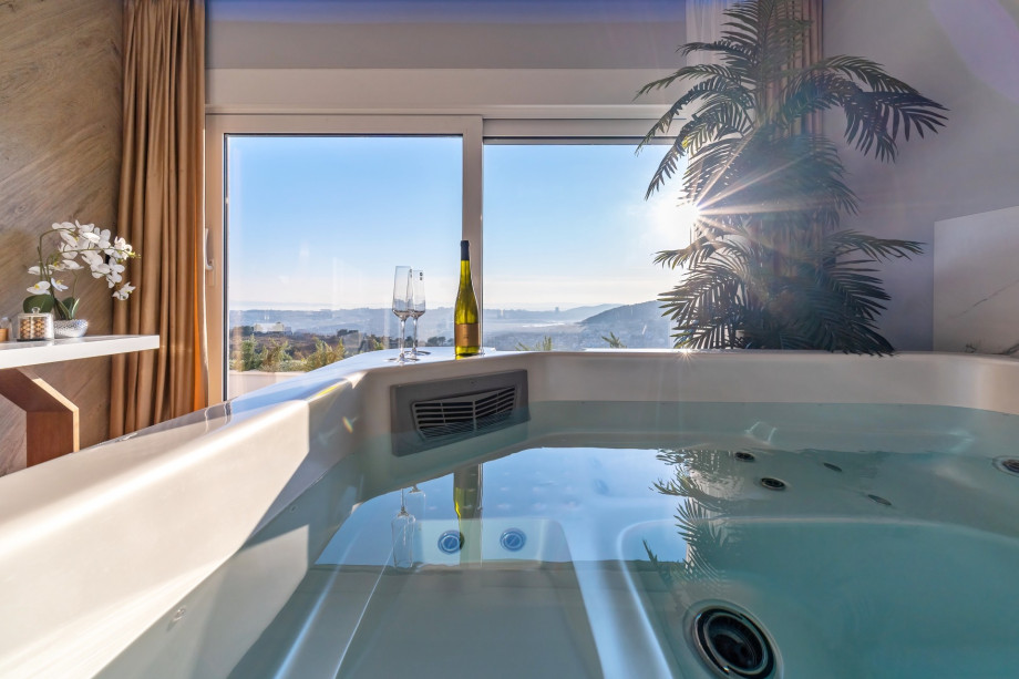 Stylish 5-star villa with 4 en-suite bedrooms, 40sqm pool, Whirlpool, professional gym