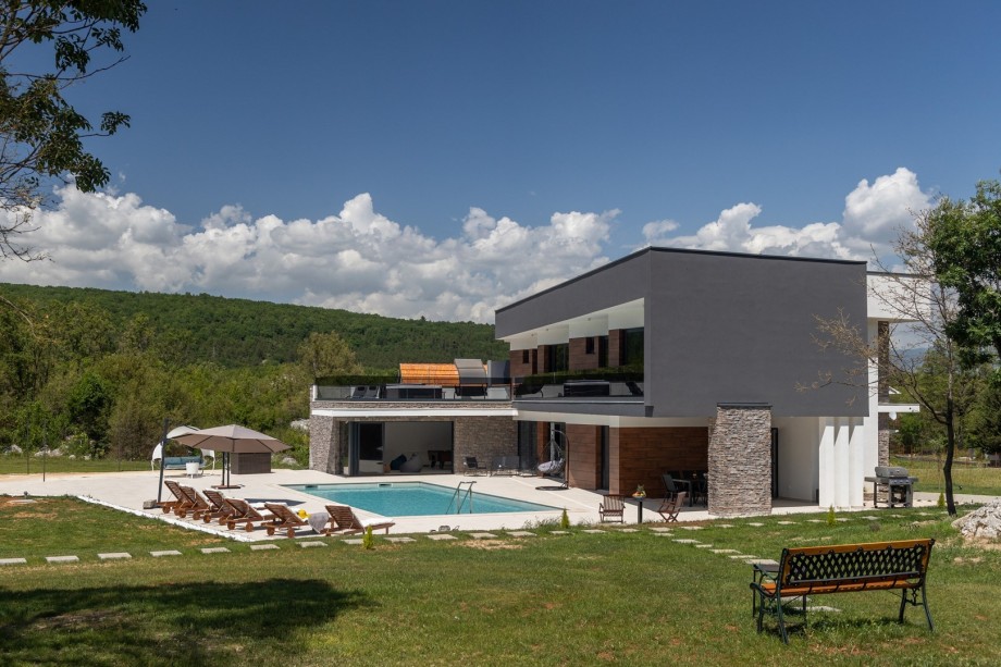 Stilvolle und luxuriöse Privatvilla auf einem 5.500 m2 großen Grundstück in natürlicher Umgebung in der Gegend von Sinj