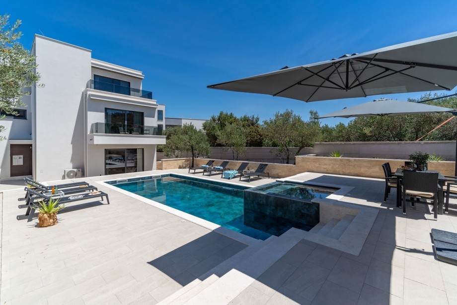 Modern villa with 40sqm heated, private pool with attached whirlpool, Finnish sauna, 9km from Trogir town