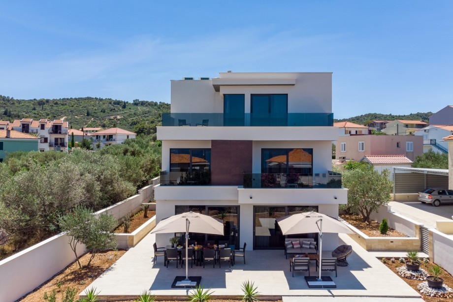 Organized on 3 levels, villa Lady Maris offers 5 bedrooms accommodating a maximum of 10 people