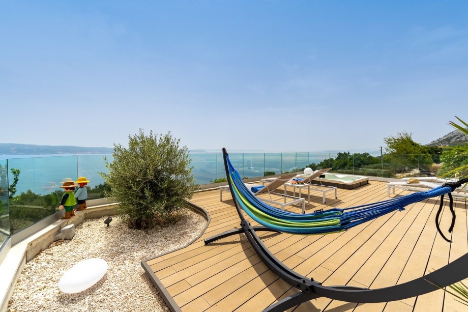 Panoramic sea and island views, a Hot-Tub, infinity pool, table tennis, capacity for 8 people.