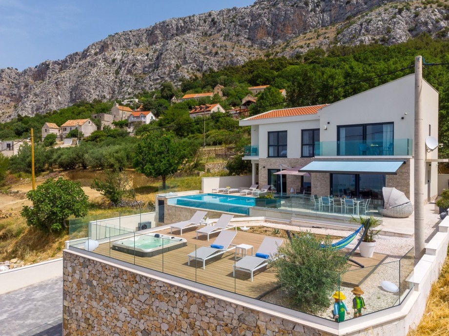 Fully equipped with all you need, free WiFi, Sonos speakers in every room, a PS4, and amazing panoramic sea and island views.