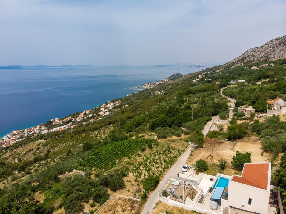 Panoramic sea and island views, a Hot-Tub, infinity pool, table tennis, capacity for 8 people.