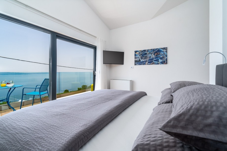 En-suite bathroom with a shower, a TV, Air-conditioning, sea views and an office/make-up table, a balcony