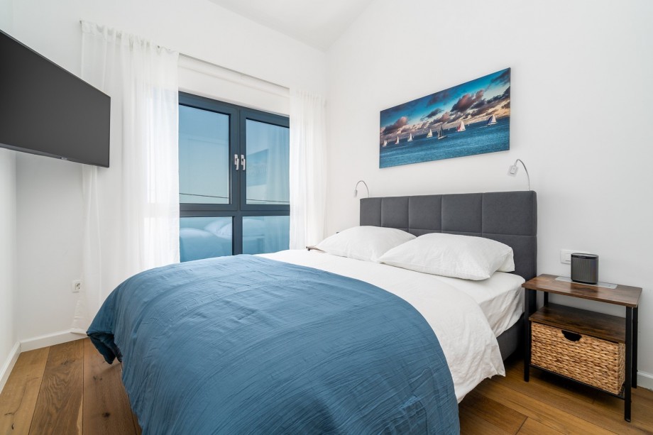 Bedroom No2 with queen-size bed 160cm x 200cm