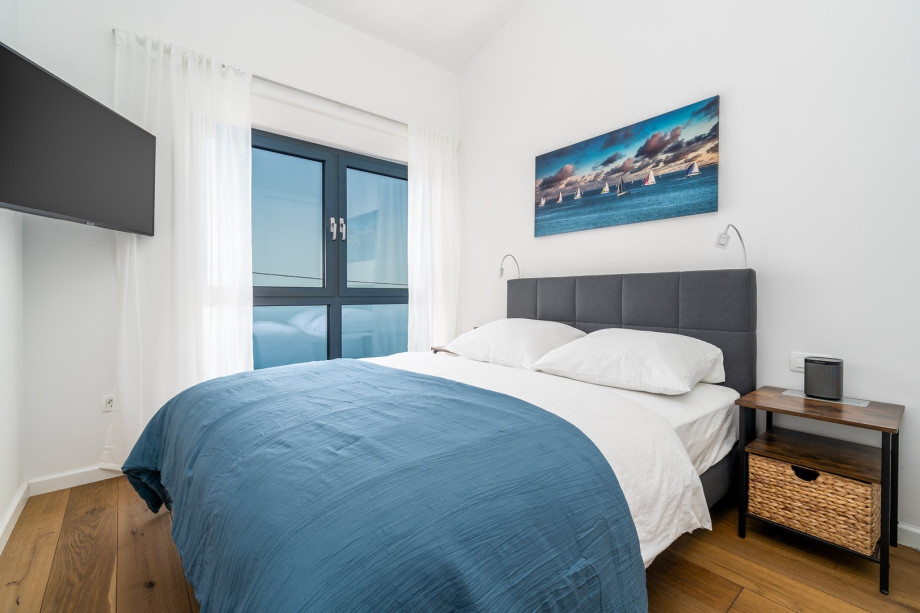 Bedroom No2 with queen-size bed 160cm x 200cm