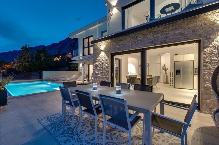 Nearly the whole coast consists of pebbly beaches, while the part from Dugi Rat to Omiš is covered with sandy ones.