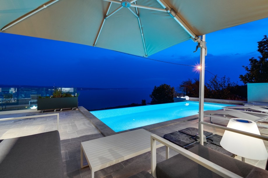 Panoramic sea and island views, a Hot-Tub, infinity pool, table tennis, capacity for 8 people.