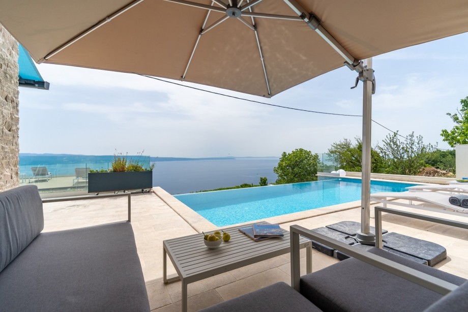 Fully equipped with all you need, free WiFi, Sonos speakers in every room, a PS4, and amazing panoramic sea and island views.