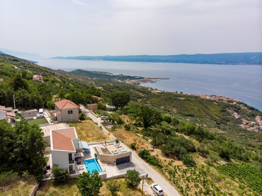 The famous town Split is only (19km) 20min drive away and offers great historical attractions.