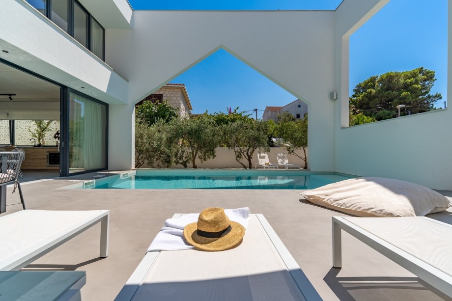 NEW! Luxury 5-bedroom Villa Altabianca with a Heated Pool, Finnish sauna, an outdoor Cinema, 50m from the beach