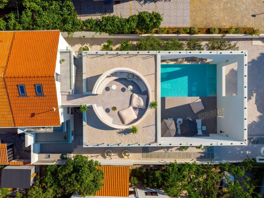 It is perched only 10 min walk from Supetar center and harbor, settled on a 481 sqm fenced plot, within walking distance to the beach and restaurants.