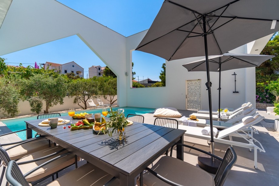 Villa Altabianca is located in the small coastal town Supetar on Island Brac, a popular destination for a summer vacation in Croatia