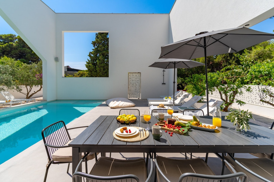 The nearest minimarket, restaurants, and beach is only 50-100m from the villa