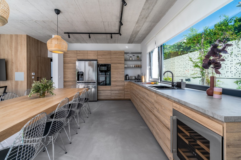 A dining area for 12 people, fully equipped kitchen
