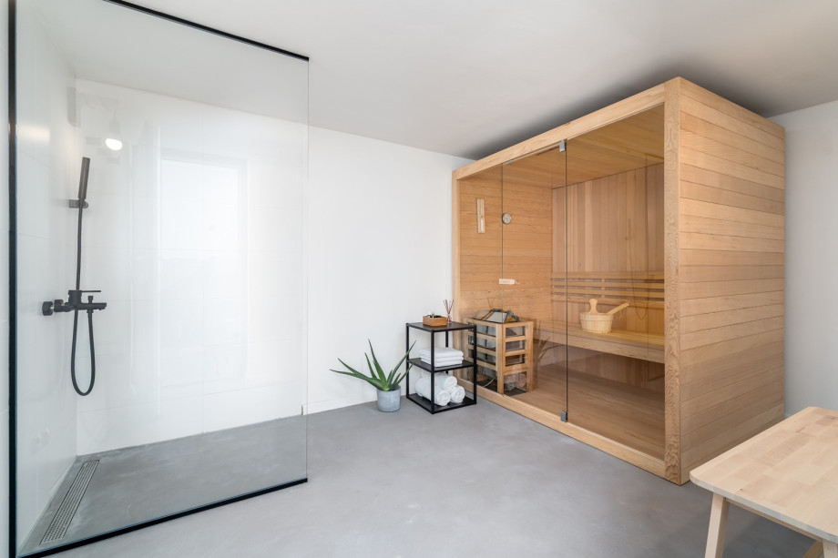 Behind the living area, with a few outdoor steps, you are approaching a room with a Finnish sauna and a shower (10,3 sqm).