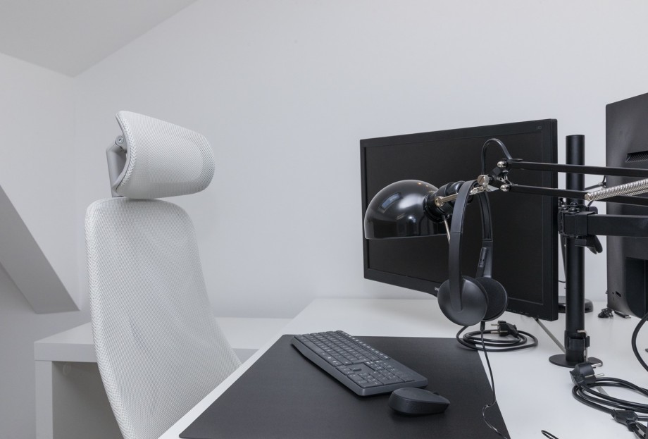 Fully equipped with office supplies, a kitchenette, 2 desks with office chairs, 2 monitors, 2 keyboards, air-conditioning, and free WiFi.