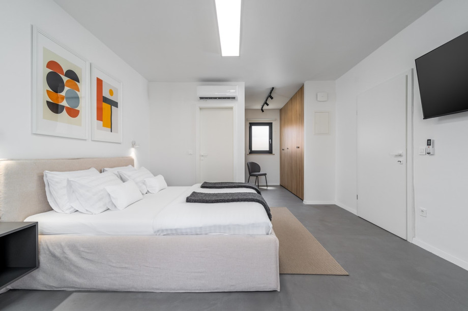 Self-standing bathtub, en-suite bathroom with shower (5,2 sqm), walk-in wardrobe, A/C, a TV, and a 4,8sqm terrace (North).