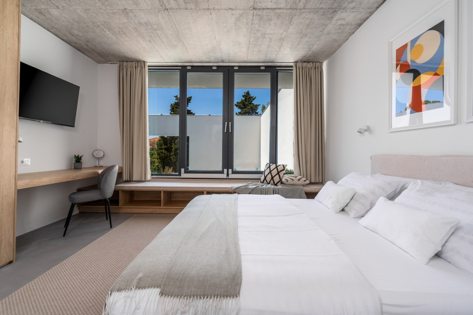 Bedroom No2-queen size bed 160cm x 200cm, en-suite bathroom with a shower