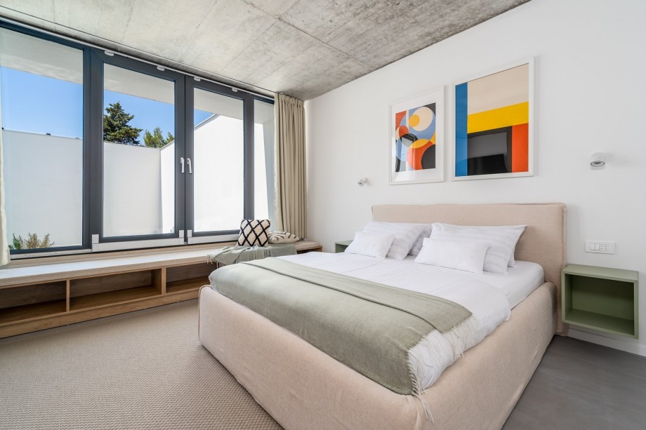 A/C, TV, a comfy window seat (4,2m x 0,5m), and a surround-sound system connected with the outdoor cinema which you can watch directly from the bedroom