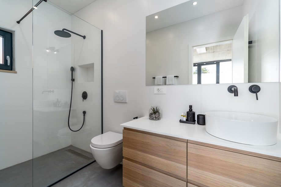 En-suite bathroom with a shower.