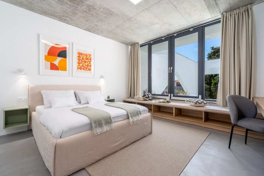 Bedroom No3-queen size bed 160cm x 200cm, en-suite bathroom with a shower