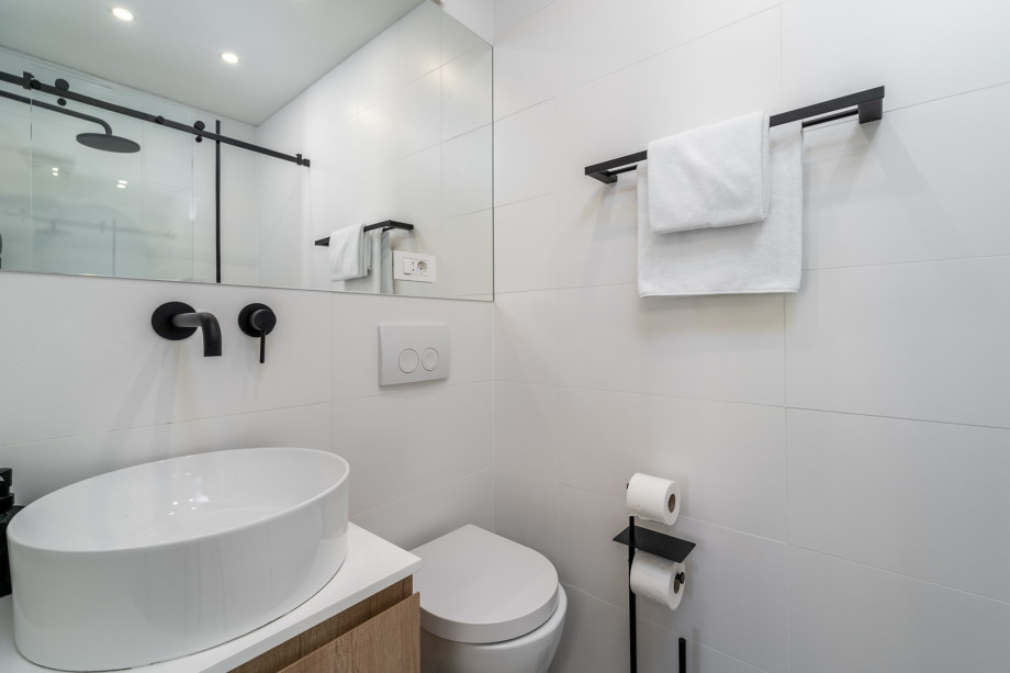 En-suite bathroom with shower (3,4sqm) and a 12 sqm terrace on the North side.