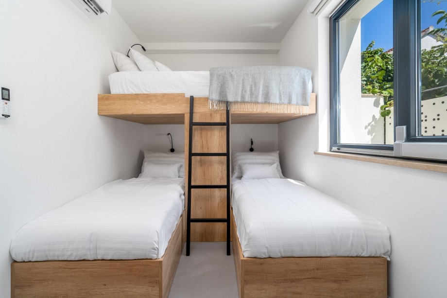 Bedroom No5 with 3 single beds, 2 x 80cm x 200cm and one size 120cm x 200cm