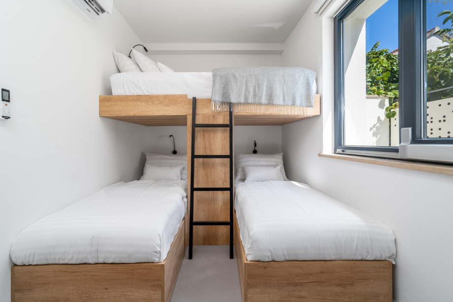 Bedroom No5 with 3 single beds, 2 x 80cm x 200cm and one size 120cm x 200cm