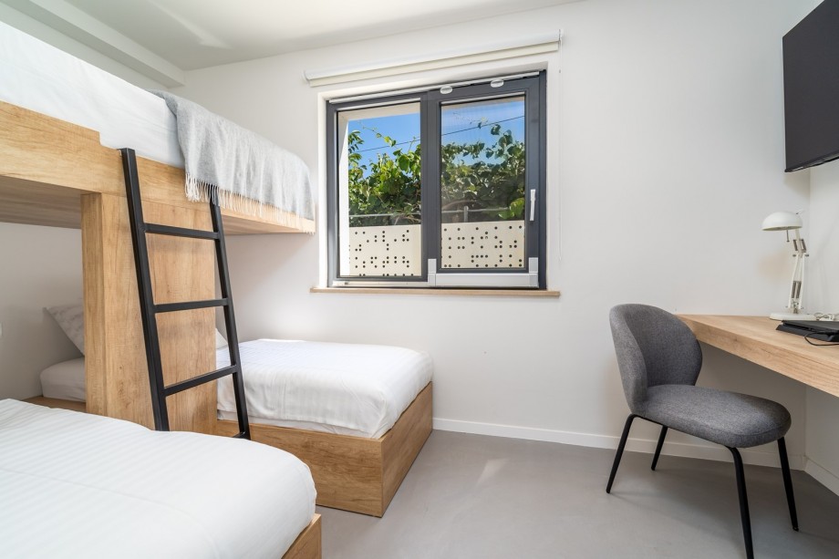 A/C, a TV, South oriented (size 9,4sqm).