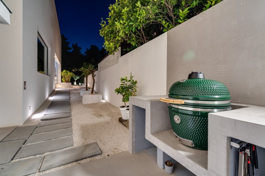 There is also a  barbecue (charcoal) behind the dining area.