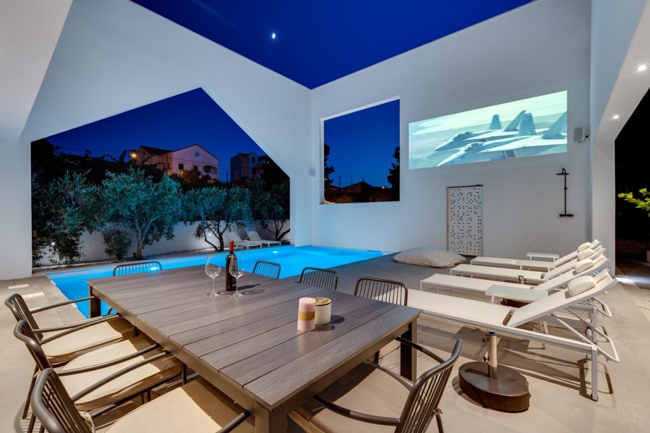 In front of the property on a private plot, the private parking lot is secured for more than 4 cars, with video surveillance.