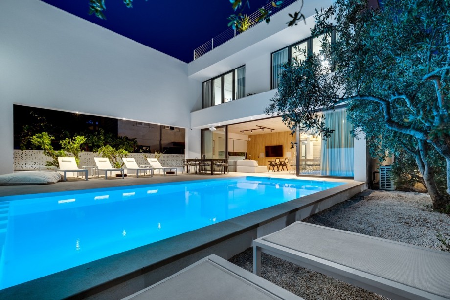 The outdoor offers a 34 sqm (8,4mx 4,1m) heated, private swimming pool with hydro-massage