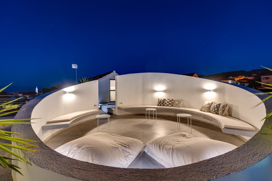 Roof-top outdoor offers a fenced round shape lounge area spread on 23,2 sqm for relaxation with views of the neighborhood