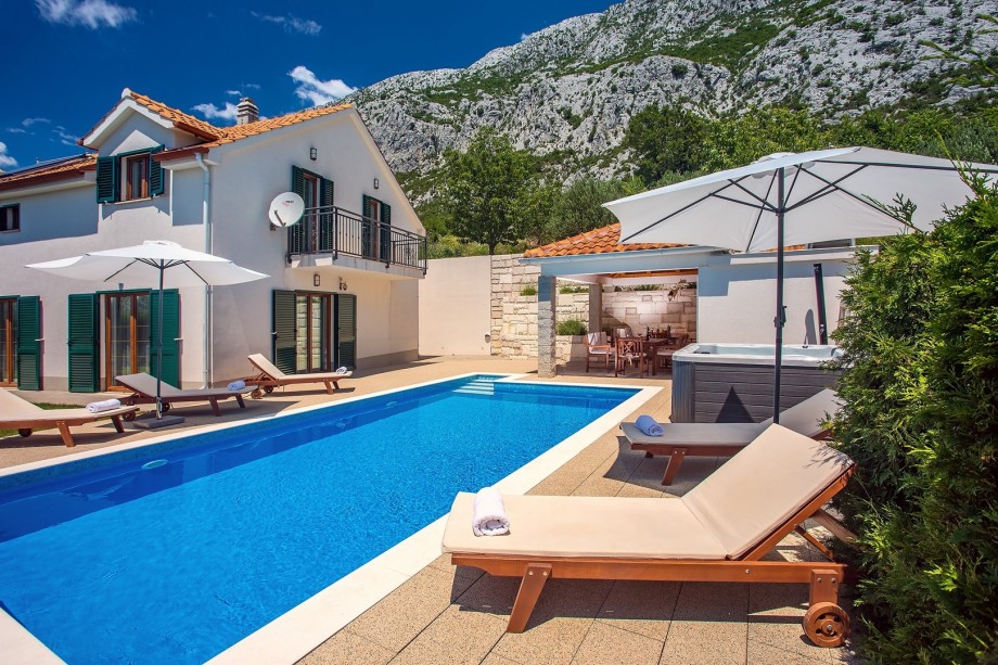 Villa Calma with heated pool, jacuzzi, Finnish sauna and 4 bedrooms