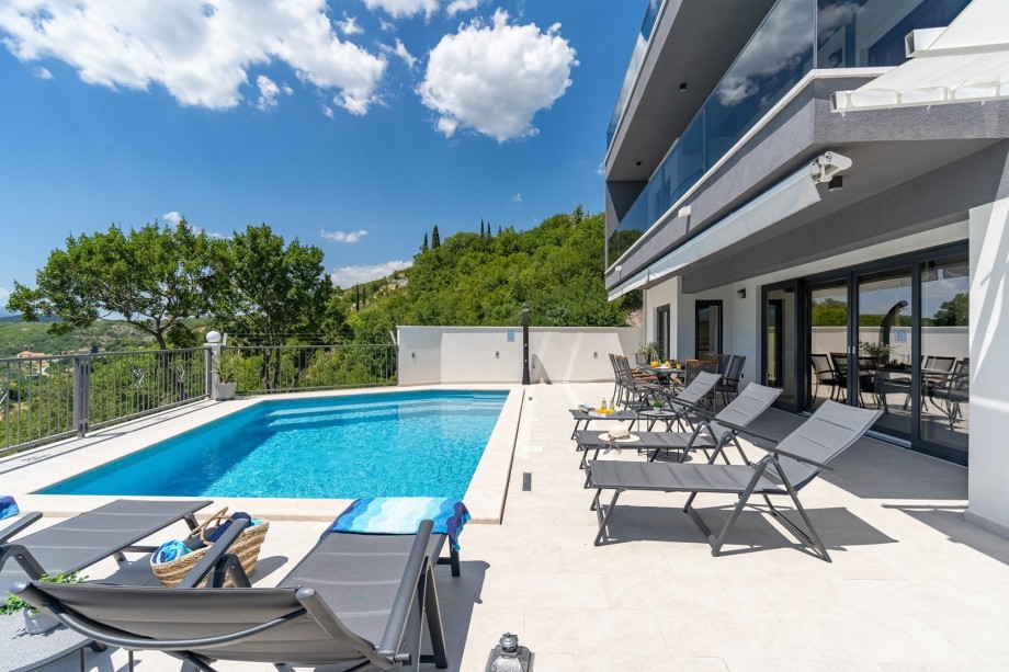 Villa Neda ist eine neu erbaute Villa mit 3 Schlafzimmern, die einen privaten, beheizten 30 m2 großen Pool mit Hydromassage bietet