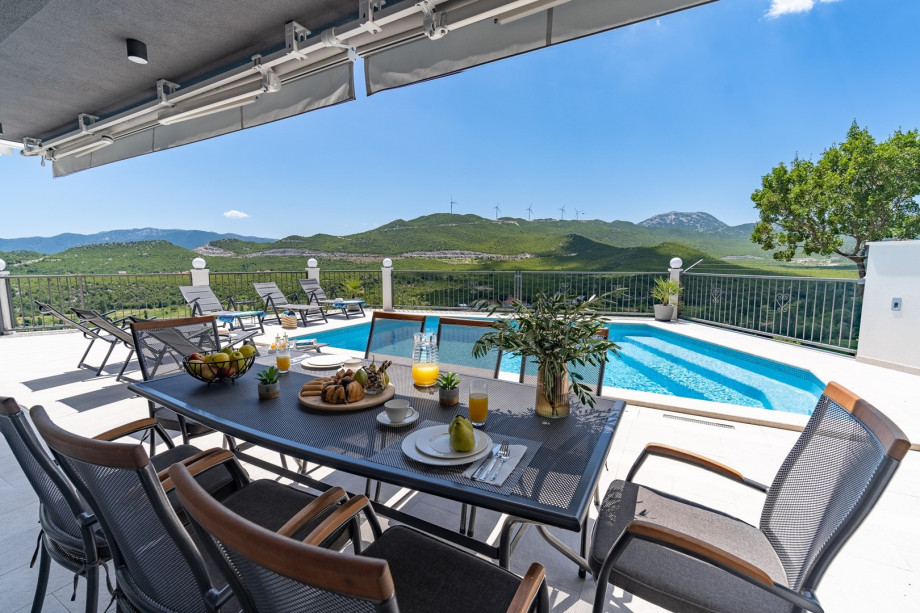 There is an outdoor dining area for 8 people with an amazing panorama