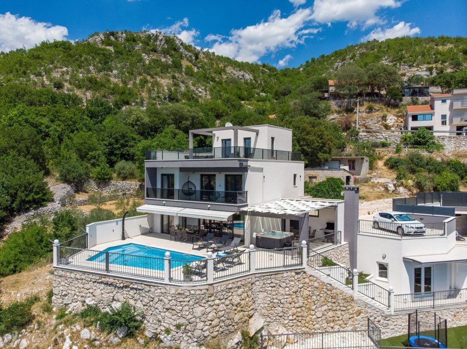 It consists of 180 m2 of interior space located on a 450 m2 fenced property