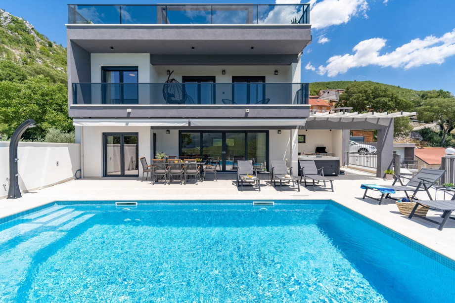 Private and heated Swimming pool (size 30sqm) with a Hydromassage