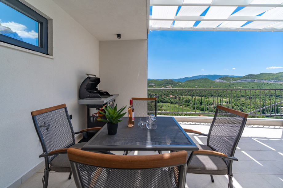 Villa Neda is located in an absolutely quiet part of Blato na Cetini village, only 600m far from Cetina river beach