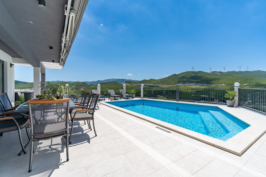 This quiet location offers a really relaxing vacation, and still, you are less than 20min (20km) far from Omiš