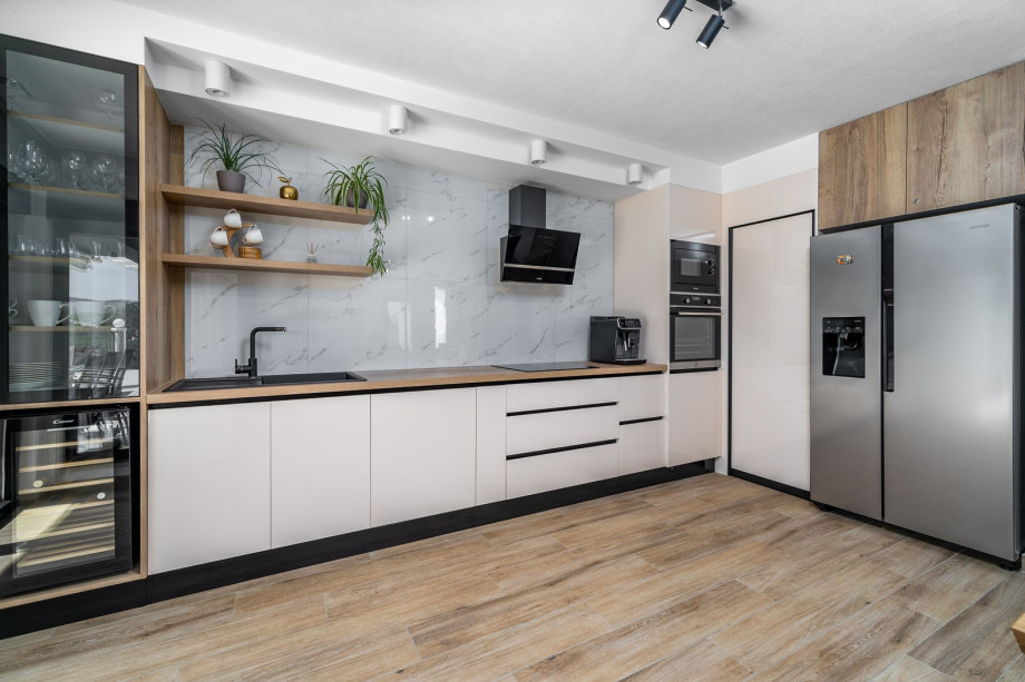 The kitchen is equipped with: a wine cooler, espresso coffee maker Phillips, microwave, oven...and more