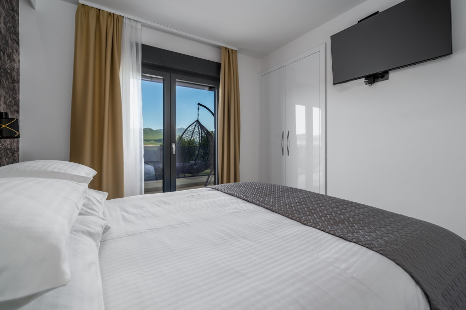 Bedroom NO2 offers a TV, A/C and a balcony shared with other bedrooms