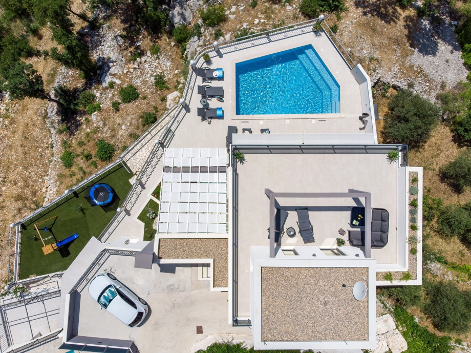 Only 600m far from Cetina river beach, a minimarket, a restaurant, and a bar