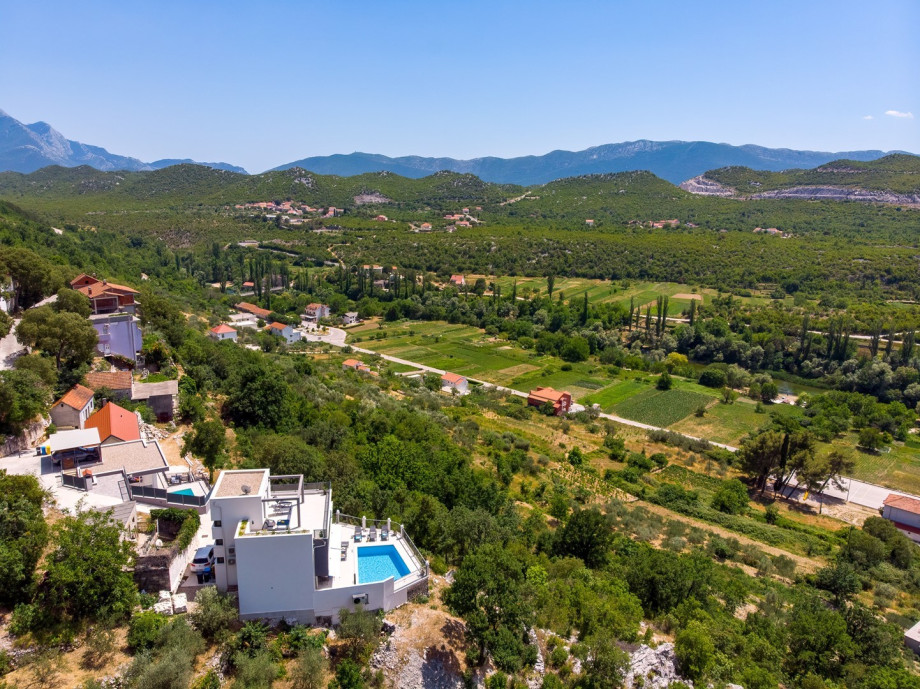 There is a parking lot for 2 cars, and the car is recommended