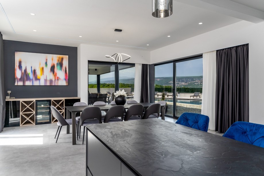 Kitchen offers all you need for your culinary expertise (microwave, dishwasher, oven, fridge, kettle, espresso DeLonghi coffee machine, vine cooler...and more)