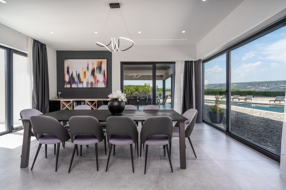 Dining area for 10 people